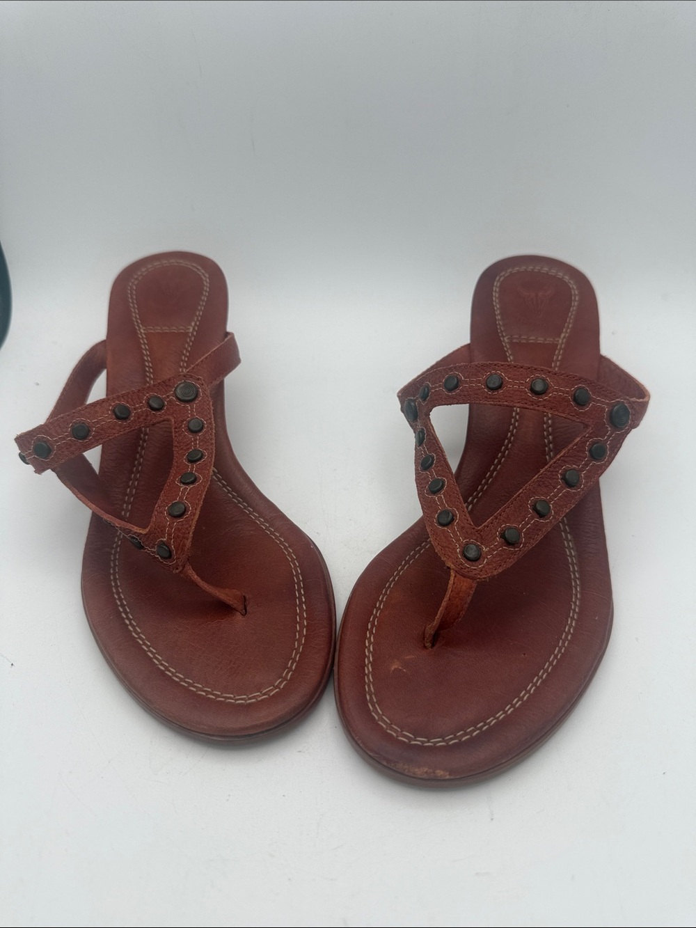 Frye Brick Red Leather Studded T-Strap Thong Sandals sz 8 1/2 B Brazil
